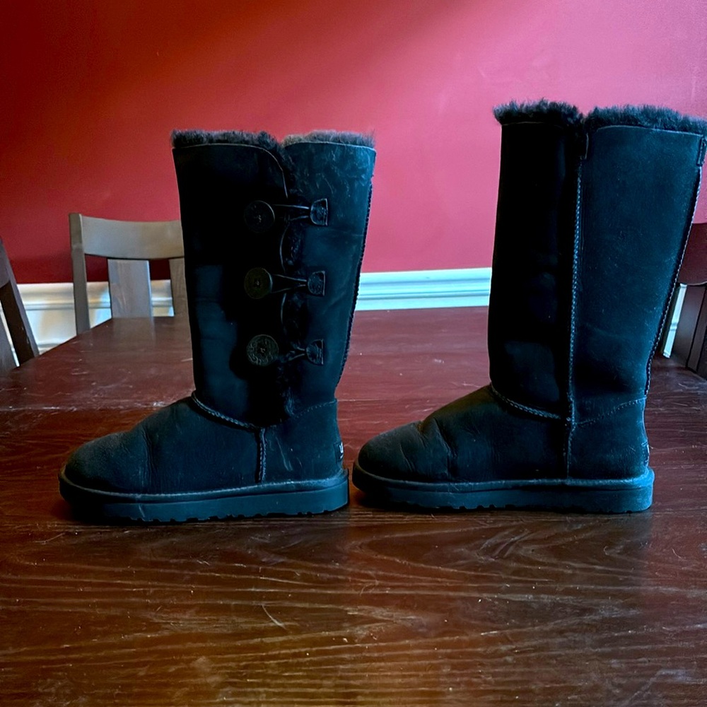 Ugg Australia Tall Black Bailey Button Triplet Suede Sheepskin boots. Size 7.